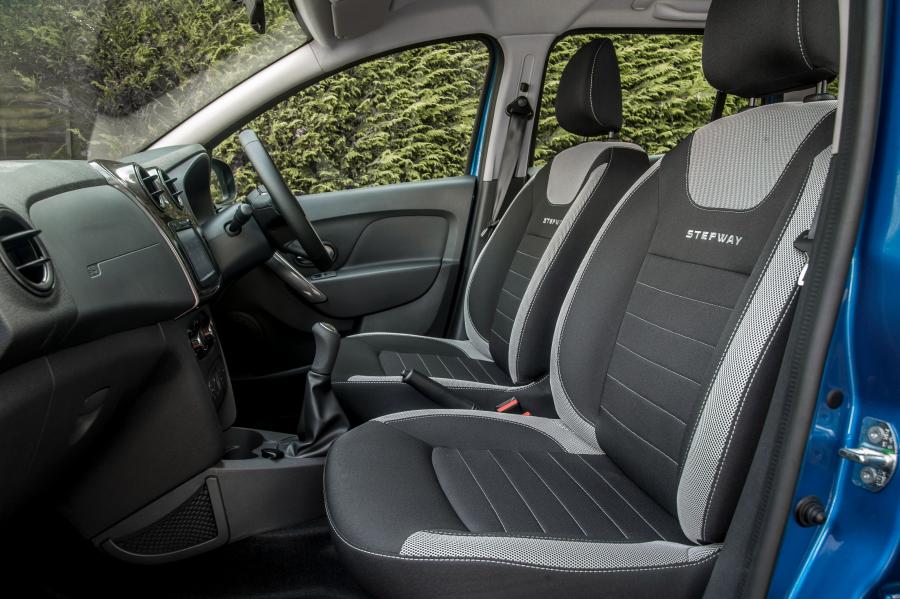 Интерьер Dacia Logan MCV Stepway 2017 года  (UK) (фото 15 из 40)